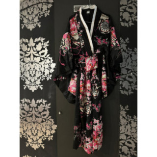 Kimono noir et fleurs roses