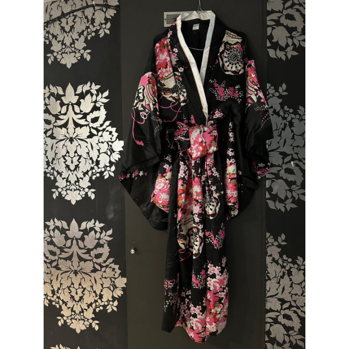 Kimono noir et fleurs roses