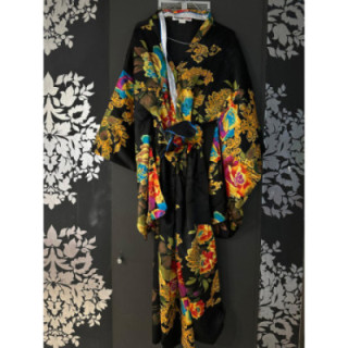 Kimono noir et fleurs dorées