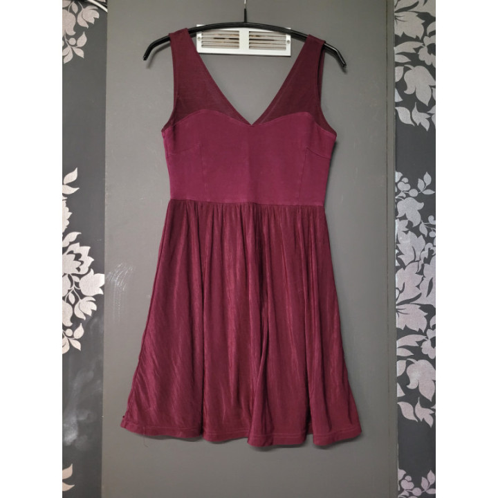 Robe courte voile decolleté